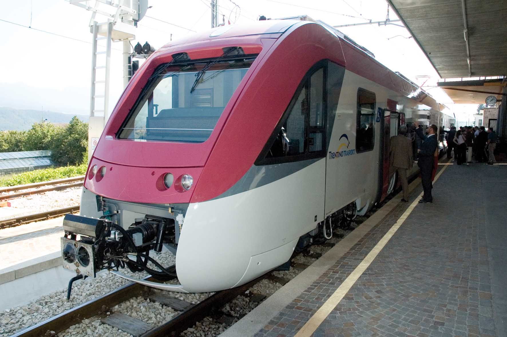 TrentinoTrasporti nuovo treno TrentoMalè fermata Cles 1