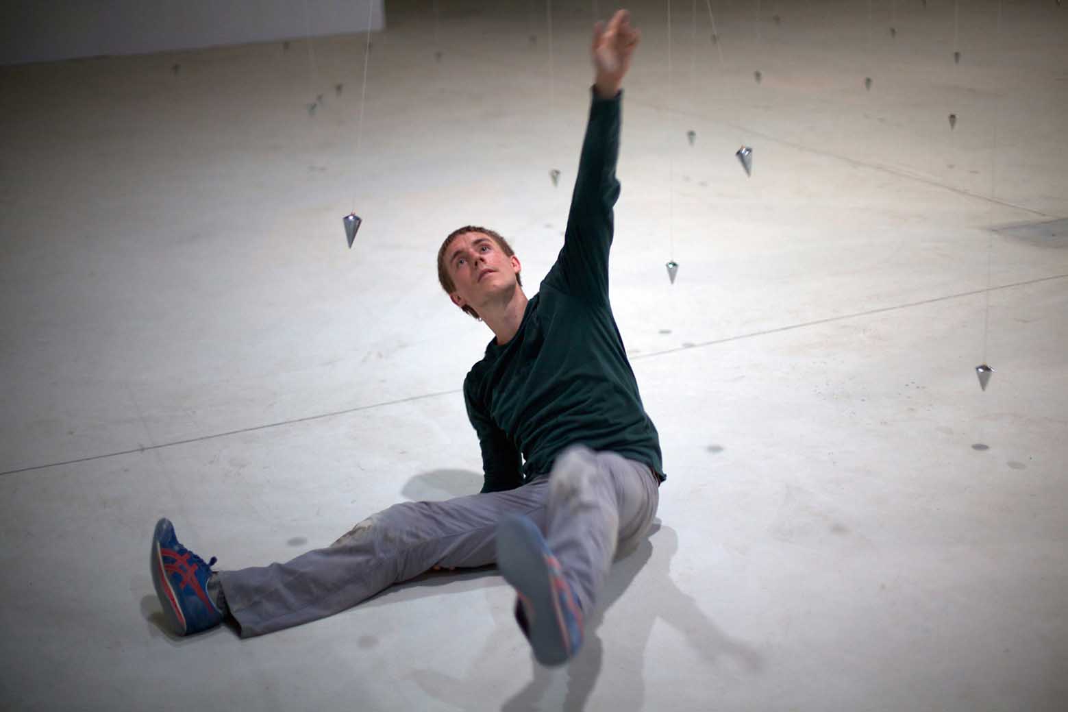 Biennale danza 2012 risvegli Nowhere and everywhere at the same time - performer Brock Labrenz c.Philip Bussmann 1