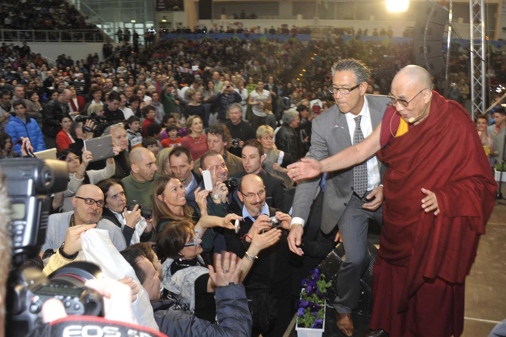 Dalai Lama Tenzin Gyatso palatrento folla 1