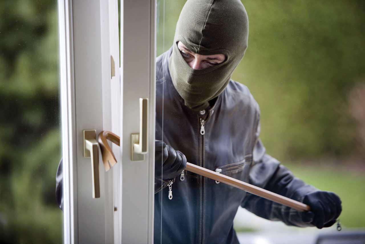 criminalità scasso finestra furto in casa