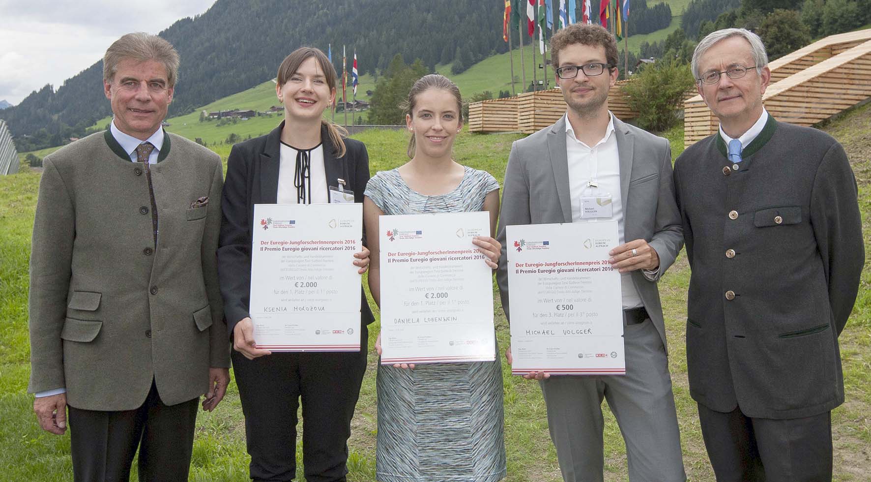 Giovani ricercatori euregio vincitori 2016 Presidente LUB Konrad Bergmeister le vincitrici Ksenia Morozova e Daniela Lobenwein il 3 Michael Volgger Michl Ebner